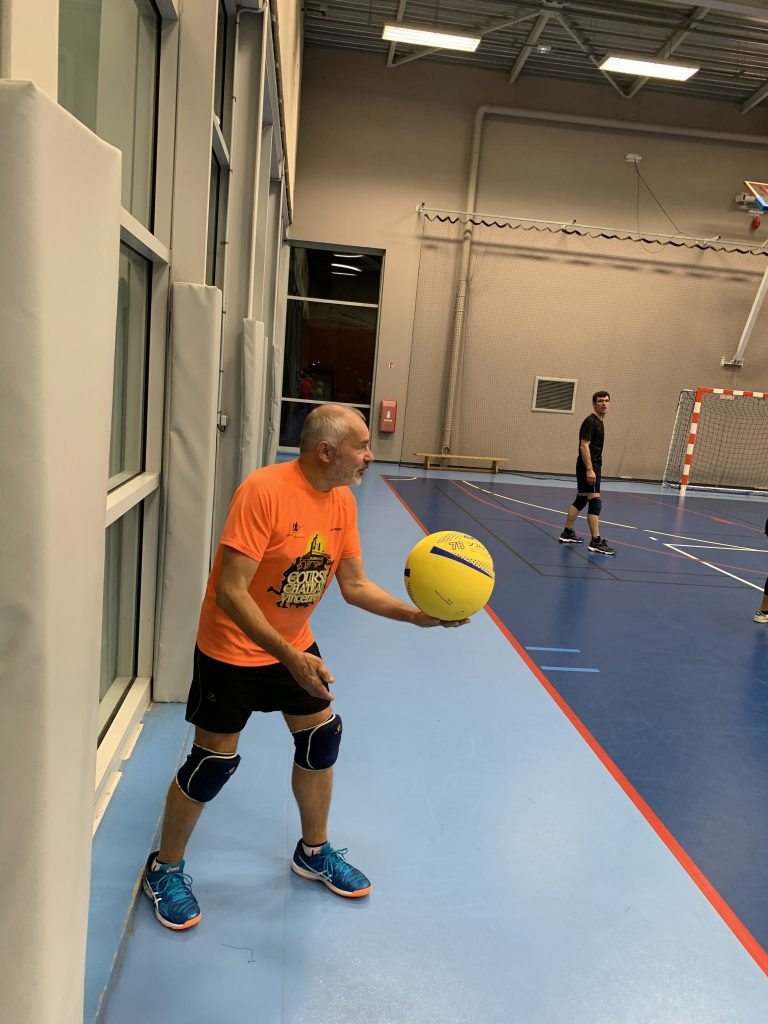 Gaby notre doyen s'initie au Soft Volley
